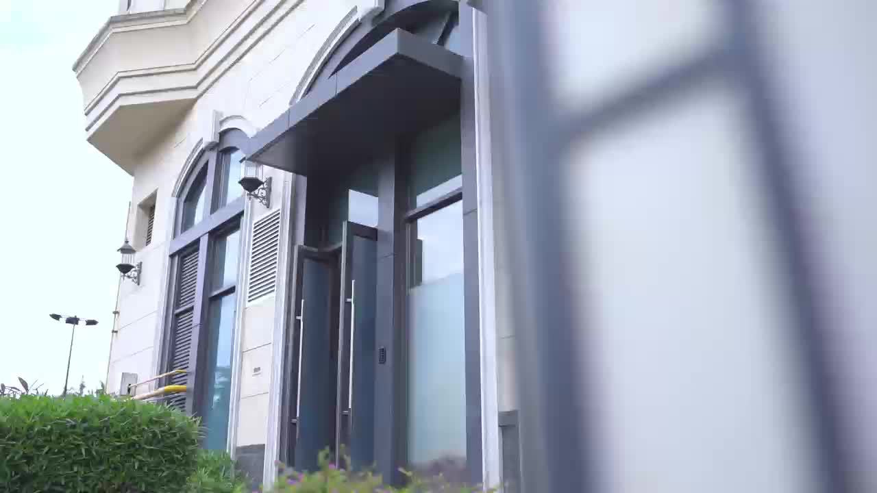 Electric Scooter for Adults Featuring a 650W/350W Peak Motor, Capable of Covering Distances of 21 to 30 Miles. It Includes a Seat, Box, And Basket, Along with Disc Brakes. The Scooter Operates on a 48V 15A Or 36V 7.5A System